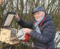 Bild: Gabi Schönberger
Fast täglich im Einsatz ist Vogelwart Manfred Witt, beobachtet und versorgt an verschiedenen Futterstellen die Vögel rund um die Kreisstadt. Als Mitglied im OWV unterstützt er auch die Zählung der Wintervögel, die von LBV und Nabu initiiert wird.