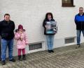 Bild: Thomas Hanauer/exb
Die Protagonisten des Gewinnspiels der Feuerwehr Grötschenreuth: (von links) Vorsitzender Thomas Hanauer, Glücksfee Johanna Hanauer, Gewinnerin Claudia Schraml, und Zweiter Vorsitzender Karl Dumler.
