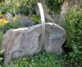 Archivbild: sh
In der Grünanlage in der Kick-Rasel-Straße in Schnaittenbach steht der Meridian-Hinweisstein auf den zwölften östlichen Längengrad, der mitten durch Schnaittenbach verläuft.