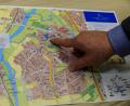Bild: Hösamer
Der neue Stadtplan für Pfreimd kommt als Abreißblock. Für Gäste sind die Sehenswürdigkeiten und wichtigsten Anlaufstellen eingezeichnet. Bürgermeister Richard Tischler deutet auf das Rathaus am Marktplatz.