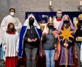 Bild: zer
Pfarrer Jaison Thomas zog mit den Sternsingerin die Kirche ein. ,