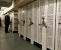Bild: Portner
„Sesam öffne dich“: Das Stadtarchiv zieht im Frühjahr in die Ebene zwei des Neubaus ein. Wolfgang Ruhland präsentiert das praktische Rollregalsystem.