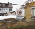 Bild: Gabi Schönberger
"Betreten Verboten" heißt es unmissverständlich vor den Mauerresten des weitgehend abgetragenen denkmalgeschützten Hauses in der Freyung in Neustadt.