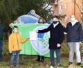 Bild: Bäumler
Große Freude herrscht an der Grund- und Mittelschule Schwarzenfeld über die Auszeichnung. Das Bild zeigt von links Konrektor Manfred Bösl, Rektor Siegfried Seeliger, Schüler Luca Ries, Umweltbeauftragte Simone Huber, Bürgermeister Peter Neumeier sowie 
Andreas Reißer, Fachberater Umweltbildung beim staatlichen Schulamt Schwandorf.