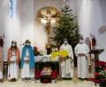Bild: ld
Die beiden Oberministrantinnen Eva und Lilli Glowka sowie Jakob Prechtl gestalteten den Gottesdienst am Dreikönigsfest als Sternsinger in Brand mit. Rechts Pater Joy und Pastoralreferent Maximilian Pravida.