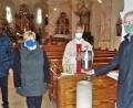 Bild: jml
Pfarrer Varghese Puthenchira und Kirchenpfleger Leonhard Steinsdörfer (rechts) freuen sich über den neuen Weihwasserspender in der katholischen Herz-Jesu-Kirche. Wilhelm Zwack von der Marianischen Männercongregation und Beate Heumann, Sprecherin im Katholischen Frauenbund, haben zusammen mit einem Ehepaar die Anschaffung durch Spenden ermöglicht.