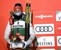 Bild: Emmi Korhonen/dpa
Eric Frenzel bei der Siegerehrung mit Maske.