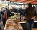 Archivbild: vok
Weidener und Franzosen im Gespräch an einem Stand mit italienischer Salami. Solche Begegnungen in Issy-les-Moulineaux sind zurzeit noch Utopie. Die französische Partnerstadt will nun den Austausch mit einer neuen Idee via Internet beleben.