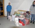 Bild: agr
Präses Emmanuel Ogbu (links) wurde bei der Annahme der Kleider- und Brillenspenden von Gerhard Reiml und Helga Reimer unterstützt.