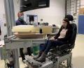 Bild: Matthias Bäumler/fph
Daniela Hering nimmt eine von neun Test-Sitzpositionen ein, während Scherdel-Mitarbeiter Peter Reichert die Messwerte kontrolliert.