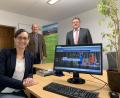Bild: Stefanie Ringer/exb
AOVE-Geschäftsführerin Katja Stiegler und der Vorsitzende des AOVE-Vereins, Hans-Martin Schertl (rechts), freuen sich über die von Ralph Moser (Mitte) von Moser Media und Informatik, neu gestalteten AOVE-Internetseiten.