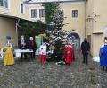 Bild: rgl
Die Luher Sternsinger am Marktplatz mit Pfarrer Arnold Pirner und Bürgermeister Sebastian Hartl.