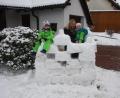 Bild: wro
Die „Teichelberg-Burg“ ziert seit einigen Tagen einen Garten. Errichtet wurde das winterliche Anwesen von der Familie Lindner. Im Bild Ben, Bettina und Mailo Lindner (von links).