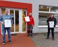 Bild: Lotter/exb
Geschäftsführer Andreas Lotter (rechts) zeichnete drei Mitarbeiter für ihre Treue zum Unternehmen aus.