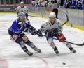 Bild: Oliver Rabuser
Der zweifache Torschütze Dennis Thielsch (rechts), hier im Zweikampf mit Tom Horschel, erzielte beim 5:4-Erfolg der Blue Devils beim SC Riessersee in der Verlängerung den Siegtreffer.