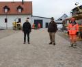 Bild: sam
Der neugestaltete Dorfplatz in Vilshofen wurde unter anderem durch die gemeinsame Teilabnahme des Gesamtbereiches der befestigten Flächen durch Architekt Markus Rösch, Wolfgang Schatz und Bürgermeister Erwin Geitner bestätigt.