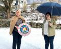 Bild: Martina Herrmann/exb
Martina Herrmann, Jugendleiterin des Oberviechtacher Bogenclubs, (links) bekommt für die Planung der Eisenbarth-Turniere Unterstützung von der Wernberger Bundestagsabgeordneten Marianne Schieder (SPD).