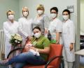 Bild: Klinikum Fichtelgebirge/exb
Helena Bauer aus Wunsiedel mit ihrem Baby Nadja. Mit im Bild (von links) Chefärztin Dr. Maria Dietrich, Liudmilla Bragina, Hebamme Johanna Wiesner, Christina Fraas und Oberärztin Natalija Deuerling.