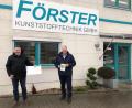 Bild: Monika Bauer, Förster Kunststofftechnik GmbH/exb
Landrat Richard Reisinger überreichte an Geschäftsführer Daniel Weidner die neue Urkunde für den Umwelt- und Klimapakt Bayern. Diesem gehört das Unternehmen Kunststofftechnik Förster seit nunmehr zwei Jahrzehnten durchgehend an.