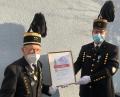 Bild: Bergknappenverein/exb
„Vize“ Georg Rubenbauer (links) überreicht Armin Kraus eine Urkunde für 20 Jahre an der Spitze der Knappen.