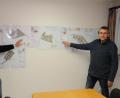 Bild: kro
Erster Bürgermeister Franz Schöner (rechts) und Zweiter Bürgermeister German Hartmann freuen sich, im Gemeindebereich Mähring rund fünfzig Bauplätze anbieten zu können. Unser Bild zeigt beide mit den Plänen für die Bauparzellen.