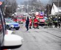 Bild: Gabi Schönberger
Bei einem Brand in einer Garage in der Straße An den Weihern in Neunkirchen sind am Montag drei Menschen leicht verletzt worden. Der Rettungsdienst, ein Notarzt samt Hubschrauber, die Polizei und die Feuerwehren Weiden, Frauenricht und Neunkirchen waren im Einsatz und gelangten von der Latscher Straße aus zum Einsatzort.