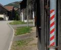 Bild: ohr
Zur Abgrenzung des Gehweges an der Engstelle in der Kirchstraße in Wölsendorf sind auf der Länge von rund 20 Metern acht Pfosten erforderlich. Zwischenzeitlich habe sich durch die angebrachte Beschilderung eine Verbesserung der Situation eingestellt, ist das Gremium überzeugt.