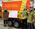 Bild: puzzle &amp; play GmbH/exb
Nina Lenfers (links) von der Firma puzzle & play GmbH überreicht an die Feuerwehr Altenstadt/WN 1000 Euro.