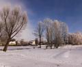 Bild: Portner
Diese herrliche Winterlandschaft zeigt sich mitten in Schönsee beim Moorbadgelände. Der Rundweg durch den Kurpark ist ideal für einen Spaziergang.
