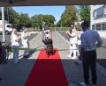 Bild: fz
Michael Tiefel strahlt nach den Strapazen der letzten sechs Tage bei der Zielankunft am Klinikum Weiden.