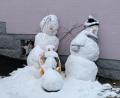 Bild: dob
Der Künstler erschuf gleich eine ganze Schneemannfamilie in der Wittschauer Straße in Vohenstrauß. Ob Mütze und Schal vor zu viel Sonne schützen, bleibt abzuwarten. Lustig anzuschauen sind sie auf jeden Fall die wackeren Gesellen. Vom frischen Schnee leicht überzuckert überstehen sie vielleicht die nächsten Tage tapfer.