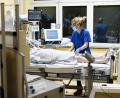 Symbolbild: Frank Molter/dpa
Kliniken-Sprecher Michael Reindl widerspricht der Aussage eines Lesers, am Weidener Klinikum gebe es flächendeckend und stationsübergreifend Corona-Infektionen. Die Corona-Patienten seien räumlich strikt getrennt von den anderen Patienten, so Reindl.