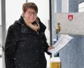 Bild: Portner
Unter heftigem Schneegestöber öffnet Bürgermeisterin Anita Forster am Dienstagnachmittag den Briefkasten am Dieterskirchener Rathaus. Sie freut sich, als sie noch einige Rückmeldungen zum Ideenwettbewerb entdeckt.
