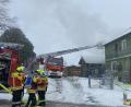 Bild: Gustl Beer
Über die Drehleiter öffnete die Pfreimder Feuerwehr die Dachhaut, um an die Glutnester zu gelangen. Erst sechs Stunden später konnte das Dach wieder geschlossen werden. Die Hausbewohnerin bleibt unverletzt.