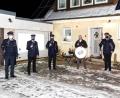 Bild: njn
Seinen fünfzigsten Geburtstag feierte der zweite Kommandant Wolfgang Gruber (dritter von rechts). Eine kleine Abordnung der Feuerwehr gratulierte ihm bei Minustemperaturen coronakonform vor seinem Haus. Auf dem Bild: (von links) Feuerwehrvertrauensmann Peter Götzl, Vorsitzender Albert Vollath, zweiter Vorsitzender Tobias Bollmann, Kommandant Bernhard Schmidt und Bürgermeister Johannes Reger.
