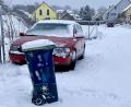 Bild: Eichl
Wenn zum parkenden Auto auch noch die Mülltonnen kommen, die nicht auf der Grundstücksgrenze stehen, sondern auf dem Gehsteig oder der Straße, hat der Winterdienst der Gemeinden ein Problem.
