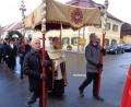 Bild: amö
Im vergangenen Jahr hatte noch keine Pandemie den kirchlichen Brauch ausgebremst. Zum Sebastianfest bewegte sich die eucharistische Prozession um den Winklarn Marktplatz. Im Hintergrund links sind mit Frank und Zylinder die Träger der Heiligen-Statue zu sehen.
