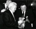 Bild: Familienarchiv Spichtinger/Foto Frisching
Eine Delegation aus Oberviechtach mit Josef Spichtinger (links) an der Spitze, besuchte am 4. Oktober 1980 Ministerpräsident Franz Josef Strauß. Eine Flasche Eisenbarth-Elixier als Geschenk durfte nicht fehlen.