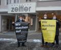 Bild: jr
Am Montag startete eine Plakataktion des bundesdeutschen Einzelhandels, mit dem Wunsch, dass sie ihre Geschäfte wieder öffnen dürfen, oder zumindest mit staatlicher Hilfe so entschädigt werden, wie die Gastronomie. Bei der Vorstellung in Mitterteich vor dem Modehaus Zeitler mit dabei waren, (von links), Bürgermeister und Gewerbefördervereinsvorsitzender Stefan Grillmeier, sowie Holger und Katrin Paschedag.