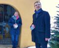 Bild: njn
Begeistert zeigte sich Bischof Rudolf Voderholzer (links) auch von der Krippe in der Altenstädter Kapelle. Mit auf dem Bild sind Pfarrer Martin Besold (rechts) und Pfarrgemeinderätin Kathrin Götzl.
