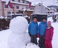 Bild: S. Übler/exb
Mr. Frost mit seinen Erbauerinnen Laura, Leonor und Lilian.