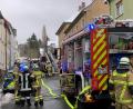 Bild: Matthias Bäumler/FPH
Die Einsatzkräfte der Feuerwehr hatten den Brand eines Dachgeschosses in Brand bei Marktredwitz schnell unter Kontrolle.