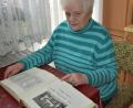 Bild: rgr
Maria Hutzler ist nun fast 83 Jahre alt. Sie blättert gern im Faschingsalbum und denkt an die lustige Zeit zurück.