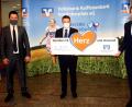 Bild: R. Kreuzer
Christian Weigert (rechts) überreicht symbolisch den Scheck mit Oberbürgermeister Jens Meyer und Regionalleiter Michael Hösl (links). Die Beträge haben die Vereine schon im Vorfeld erhalten.