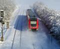 Bild: Hösamer
Noch werden die Züge zwischen Schwandorf (hier ein Nahverkehrs-Triebwagen auf den Gleisen bei Krondorf) und Hof mit Diesel betrieben. Die Bahn treibt die Elektrifizierung aber voran.