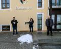Bild: Hösamer
Martin Wiesgickl, Christine Stretz (von rechts) und Michael Ruidisch (links) übergaben am Donnerstag einen Ordner mit über 500 Unterschriften für ein Bürgerbegehren an Bürgermeister Christian Ziegler (Zweiter von links)
