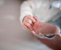Bild: Fabian Strauch
ILLUSTRATION - Ein Baby greift mit den Fingern nach seinem Fuß. Die Gesellschaft für deutsche Sprache (GfdS) hat wieder umfassendes Material von Standesämtern ausgewertet und wird die neue Rangliste der beliebtesten Babynamen in Wiesbaden bekannt geben.