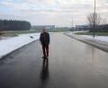 Bild: wro
Die neue Verbindungsstraße „Am Gewerbepark“ übergaben Geschäftsleiter Thomas Weiß und Bürgermeister Toni Dutz (von links) kürzlich offiziell dem Verkehr.