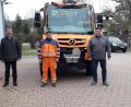 Bild: sgö
Zur Übergabe des neuen Fahrzeugs versammelt sind (von links) Bürgermeister Reiner Pickel, Bauhof-MitarbeiterThomas Göhring, der Verkäufer Jürgen Rieger (Firma Beutelhauser) und Manfred Seitz (Seitz Mercedes Servicepartner Eschenfelden)
