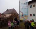 Bild: fks
Freundlich weht ein Gruß vor dem Kindergarten St. Elisabeth in Erbendorf. Anfang Dezember haben die Kinder mit Erziehrin Tanja Heider die Fahne erstmals gehisst.